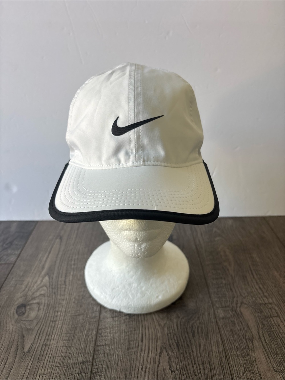 Nike feather light dri-fit -White & Black Swoosh Performance Cap